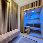 Hideaway With Heated Pool, Sauna & Bikes