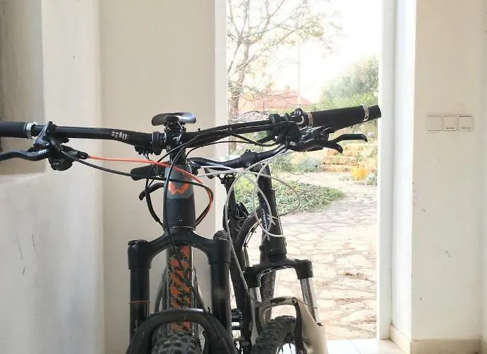 Hideaway With Heated Pool, Sauna & Bikes Vizinada