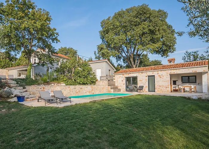 Hideaway With Heated Pool, Sauna & Bikes